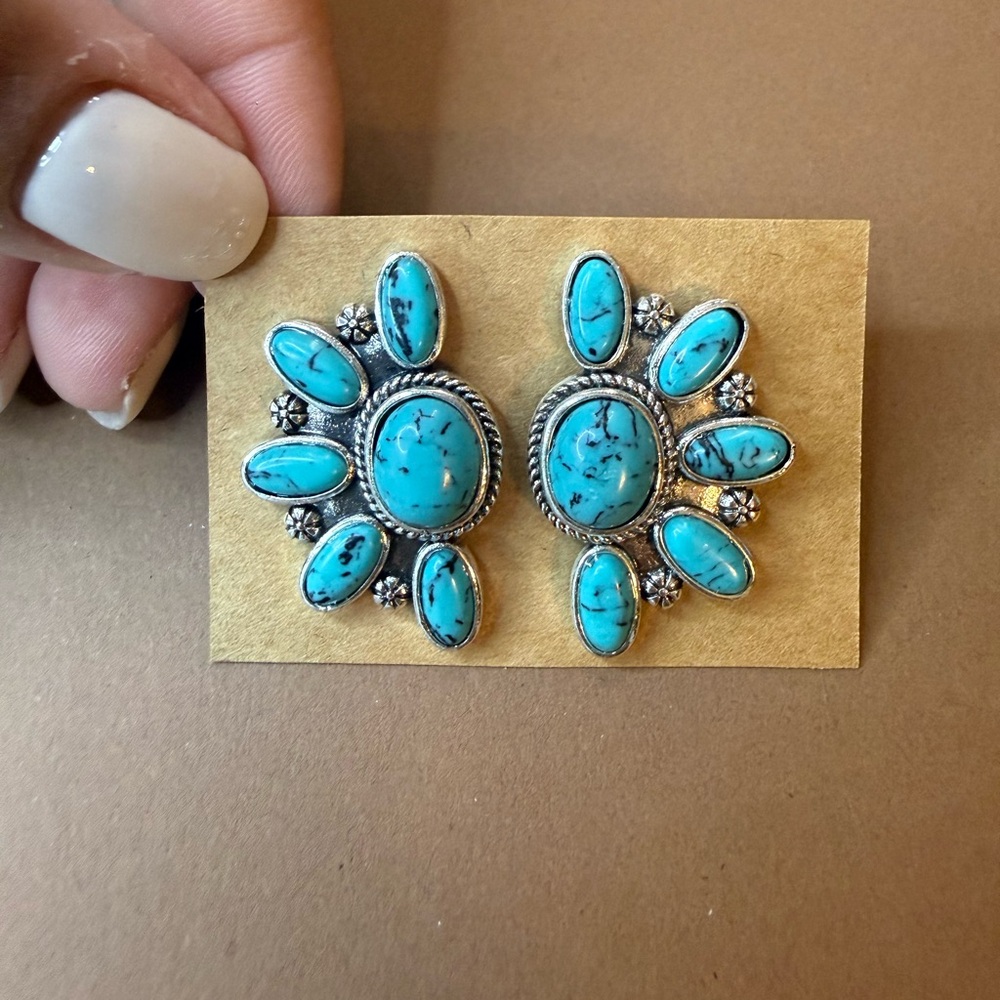 🩵BUNDLE AND SAVE 🩵(3/$16) Turquoise Cluster Silver Earrings - Blue Stone Floral